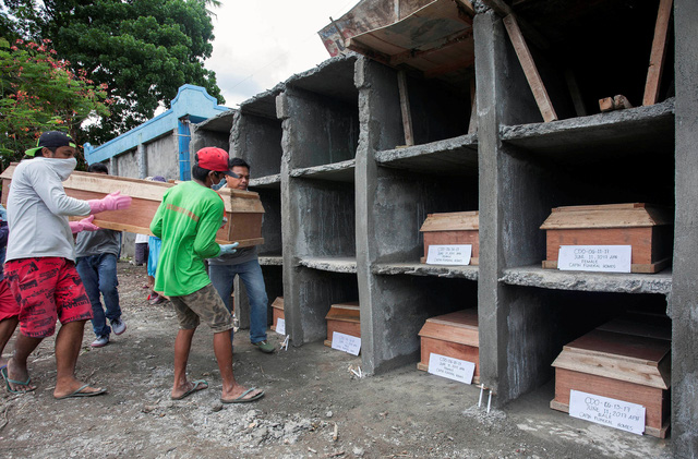 Quan tài chứa thi thể của các dân thường thiệt mạng trong các cuộc giao tranh tại Marawi được tập kết tại một nghĩa trang ở thành phố Iligan, Philippines để tổ chức lễ tang tập thể (Ảnh: Reuters)