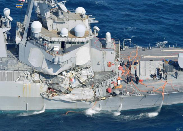 Tàu khu trục USS Fitzgerald hư hại nặng sau vụ va chạm. (Ảnh: Reuters)