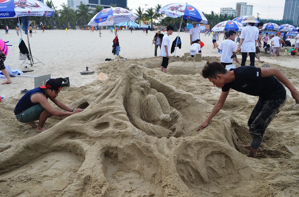 Cuộc thi đắp tượng cát trên biển thu hút nhiều đội tham gia với các chủ đề ý nghĩa về thiên nhiên, môi trường, trái đất... 