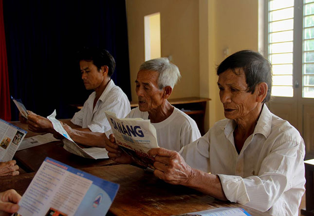 Các đảng viên chi bộ thôn An Châu, xã Hòa Phú tham khảo các thông tin báo chí, ấn phẩm tuyên truyền hằng tháng.