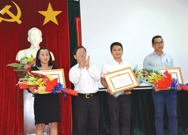 Phó Trưởng ban Tuyên giáo Thành ủy Bùi Xuân tặng giấy khen cho các tác giả đoạt giải nhất và nhì cuộc thi viết “Những gương sáng giữa đời thường”.