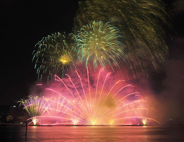 Thương hiệu pháo hoa quốc tế của Đà Nẵng được khắc họa sinh động, chắt lọc trong tác phẩm “Thành phố pháo hoa” của nhà báo Văn Thành Lê.  Ảnh: ĐẶNG NỞ