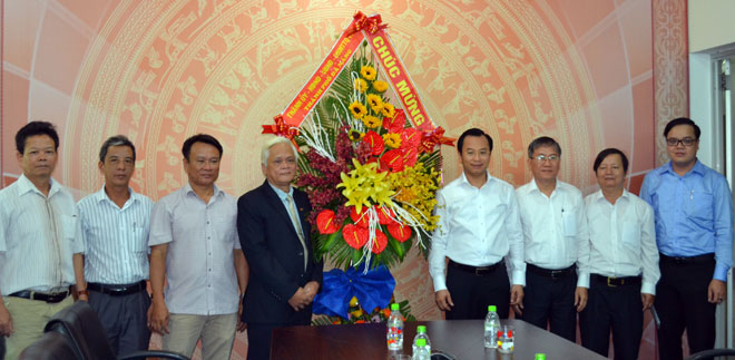 Bí thư Thành ủy, Chủ tịch HĐND thành phố Nguyễn Xuân Anh (thứ tư, phải sang) chúc mừng Kênh truyền hình quốc gia tại khu vực miền Trung và Tây Nguyên (VTV8)