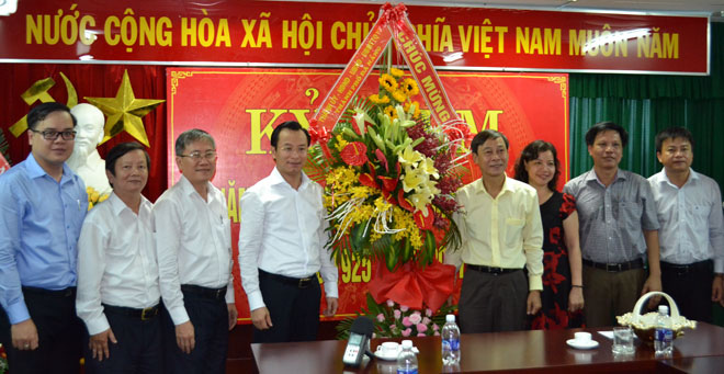 Bí thư Thành ủy, Chủ tịch HĐND thành phố Nguyễn Xuân Anh (thứ tư, trái sang) chúc mừng Cơ quan Thường trú Đài tiếng nói Việt Nam tại Đà Nẵng