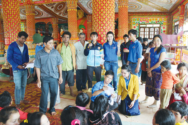 Tác giả (thứ 6 từ trái sang) trong một lần tác nghiệp tại nước bạn Lào.