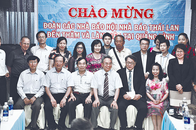 Chụp ảnh lưu niệm với Hội Nhà báo tỉnh Quảng Bình.