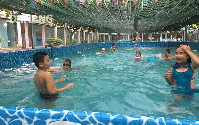 Đây là kỳ nghỉ hè đầu tiên học sinh Trường tiểu học Nguyễn Văn Trỗi được học bơi tại trường.