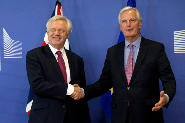 Trưởng đoàn đàm phán Anh David Davis (trái) gặp gỡ Trưởng đoàn đàm phán EU Michel Barnier tại Brussels, Bỉ. Ảnh: AP