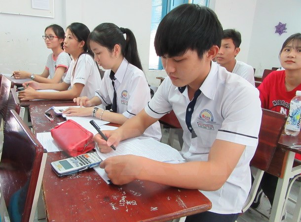 Học sinh tích cực ôn tập trước kỳ thi Trung học Phổ thông Quốc gia năm 2017. (Ảnh: Nguyễn Thành/TTXVN)