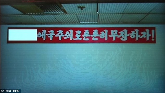 Warmbier bị cáo buộc lấy trộm một biểu ngữ ca ngợi chính quyền Triều Tiên tại khách sạn nơi anh nghỉ trong chuyến du lịch. (Ảnh: Reuters)