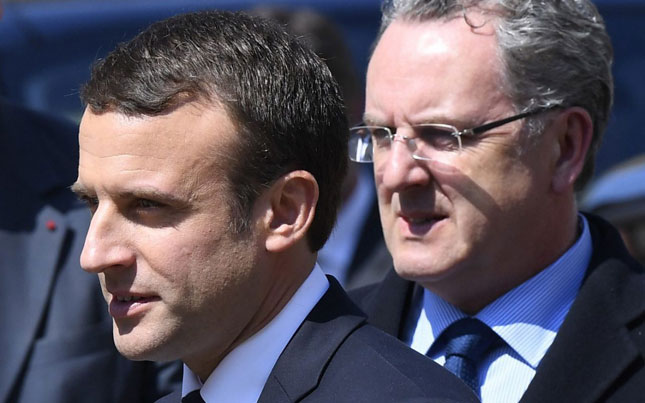 Tổng thống Emmanuel Macron (trái) sẽ phải thay thế các Bộ trưởng của đảng Phong trào Dân chủ.                    Ảnh: AFP