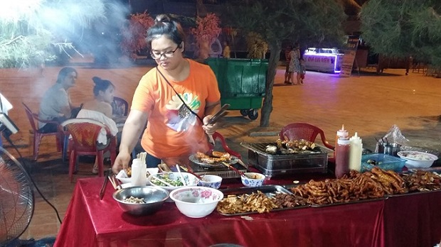 A chef cooks for gastronomers and visitors at the East Sea Park in Đà Nẵng. — VNS Photo Công Thành Read more at http://vietnamnews.vn/travel/travellers-notes/378749/visitors-enjoy-summer-entertainment-on-beach-of-da-nang.html#5x3FWrpXxYE81s3r.99