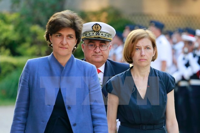 Bộ trưởng Quốc phòng Pháp vừa từ nhiệm nhiệm Sylvie Goulard (trái) và Bộ trưởng Quốc phòng mới được bổ nhiệm Florence Parly (phải) tại lễ chuyển giao quyền lực ở Paris ngày 21/6. (Nguồn: AFP/TTXVN)