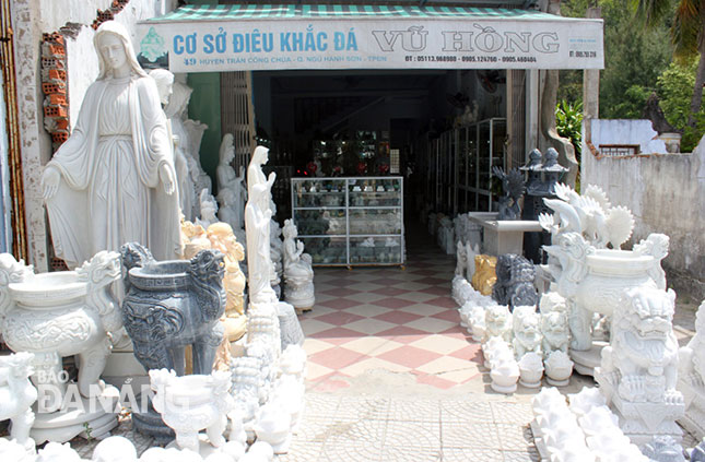 Cảnh đìu hiu tại cơ sở kinh doanh đá mỹ nghệ Vũ Hồng trên đường Huyền Trân Công Chúa.