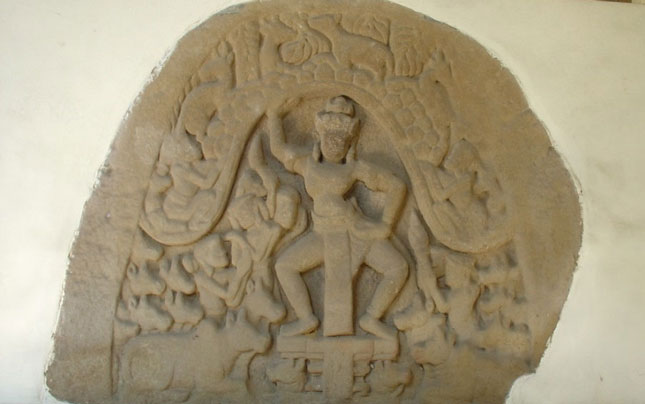 Phù điêu thần Krishna-Govardhana Khương Mỹ, cao 88cm, chất liệu sa thạch, đầu thế kỷ thứ 10. Hiện trưng bày tại Bảo tàng Điêu khắc Chăm-Đà Nẵng.  Ảnh: T.K.P