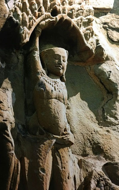 Phù điêu thần Krishna-Govardhana thể hiện trên ngôi đền Angkor Vat, thế kỷ 11-12, Campuchia. 