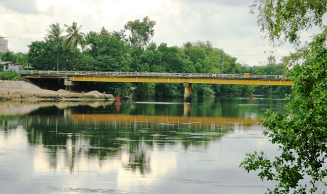 Sông Tam Kỳ ở phía nam lỵ sở huyện Hà Đông xưa, nay đã có cầu bắc qua. Ảnh: V.T.L