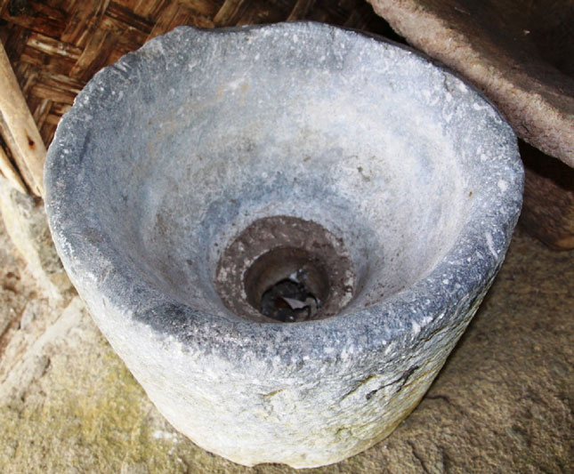 Chiếc cối đá thủng đáy do cư dân phía Bắc đem vào Đà Nẵng từ thế kỷ 15 trở thành hiện vật rất có giá trị ở Bảo tàng Đồng Đình. Ảnh: H.H