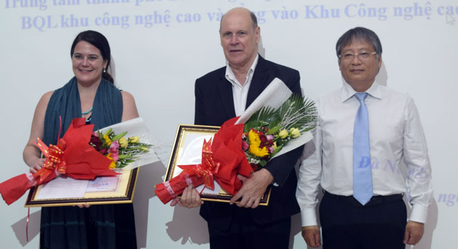 Phó Chủ tịch UBND thành phố Nguyễn Ngọc Tuấn trao 2 giải Nhì cho nhóm tác giả đoạt giải