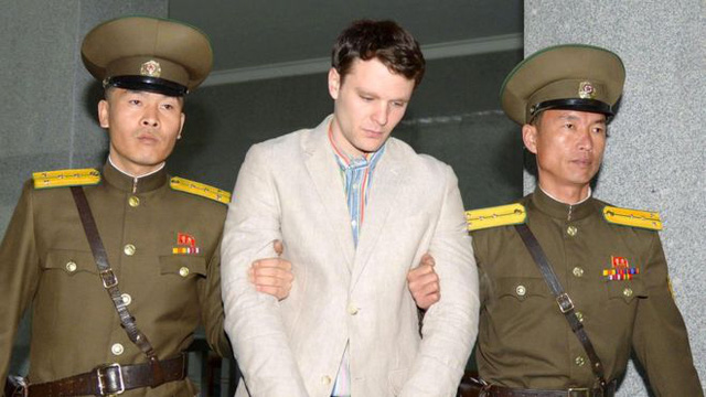 Sinh viên Otto Warmbier bị áp giải tới tòa án Triều Tiên năm 2016 (Ảnh: Yonhap)