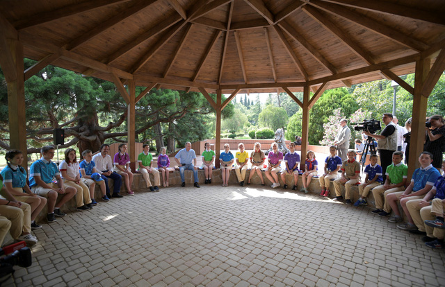 Tổng thống Putin tham gia cuộc trò chuyện thân mật với các học sinh tại Trại hè Artek.