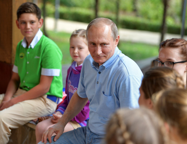 Nhà lãnh đạo Nga chăm chú lắng nghe chia sẻ của các em học sinh.