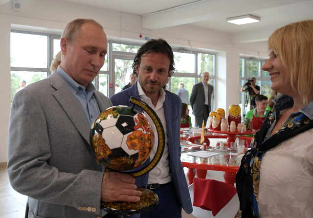 Nhà lãnh đạo Nga cũng đi thăm quan các cơ sở tại Trại Artek.