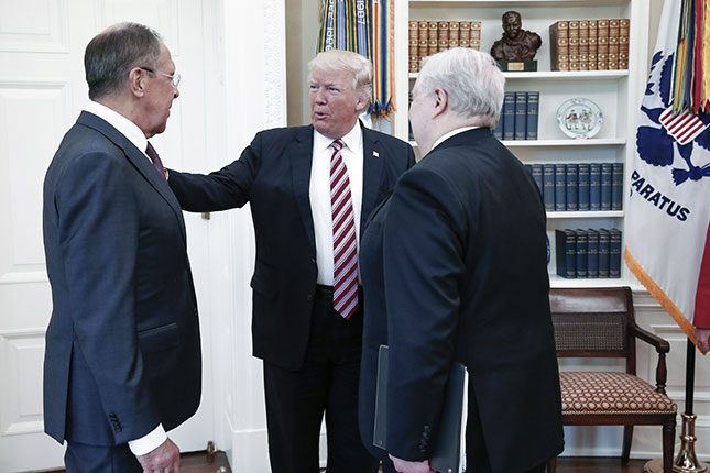 Tổng thống Donald Trump (giữa) tiếp Ngoại trưởng Nga Sergei Lavrov (trái) và Đại sứ Nga tại Mỹ Sergei Kislyak. 					      Ảnh: Reuters
