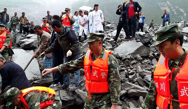 Lực lượng cứu hộ được huy động để tìm kiếm những người sống sót.    Ảnh: AFP