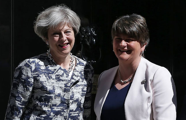 Sau hơn 2 tuần đàm phán, Thủ tướng Theresa May (trái) và lãnh đạo đảng Hợp nhất Dân chủ (DUP) Bắc Ireland Arlene Foster tìm được tiếng nói chung. 				                    Ảnh: AFP