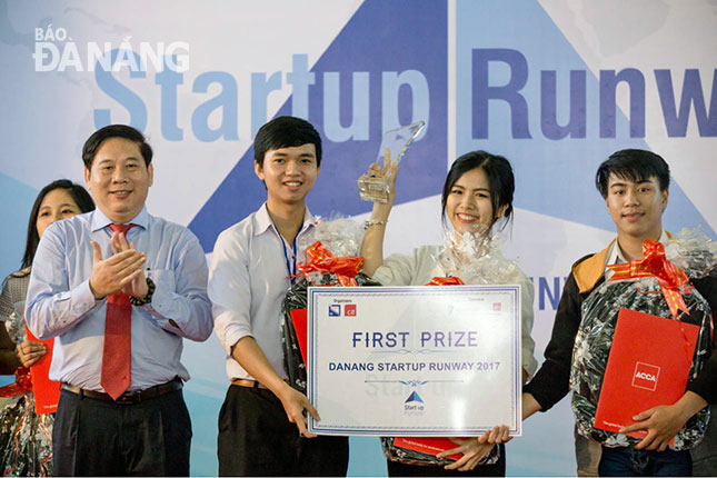  The team happy with the first prize at the Da Nang Startup Runway 2017