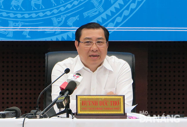 Chủ tịch UBND thành phố Huỳnh Đức Thơ trả lời báo chí tại cuộc họp báo 6 tháng đầu năm 2017.        					  	             Ảnh: S. TRUNG