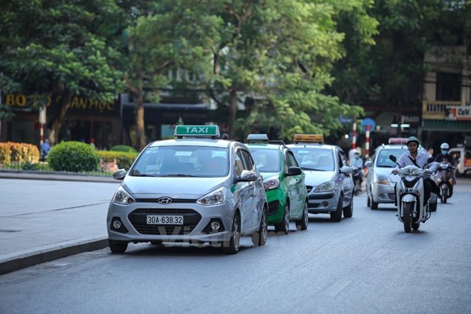 Taxi truyền thống đang gặp nhiều khó khăn sau khi Grab và Uber đổ bộ vào Việt Nam. (Ảnh: Minh Sơn/Vietnam+)