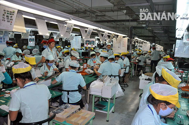 Sản xuất kinh doanh tại Công ty TNHH Việt Nam Tokai ở Khu công nghiệp Hòa Cầm.