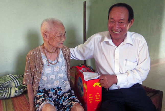 Ông Phạm Tiến, chủ cơ sở điêu khắc đá mỹ nghệ Tiến Hiếu đến thăm và tặng quà cho Mẹ Việt Nam anh hùng Phạm Thị Viết.