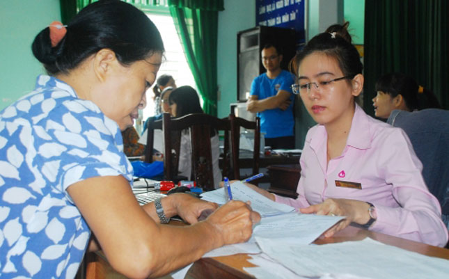 Cán bộ Ngân hàng Chính sách xã hội - Chi nhánh Đà Nẵng giải ngân vốn vay cho đối tượng chính sách.