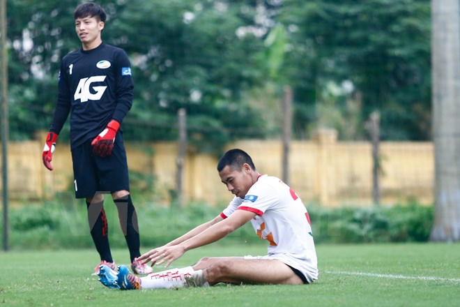 Văn Thiết vốn là đồng đội của Quang Hải, Công Phượng ở U19 Việt Nam thuở trước. Nhưng trước pha căng ngang quá khó, anh cũng đành bất lực. 