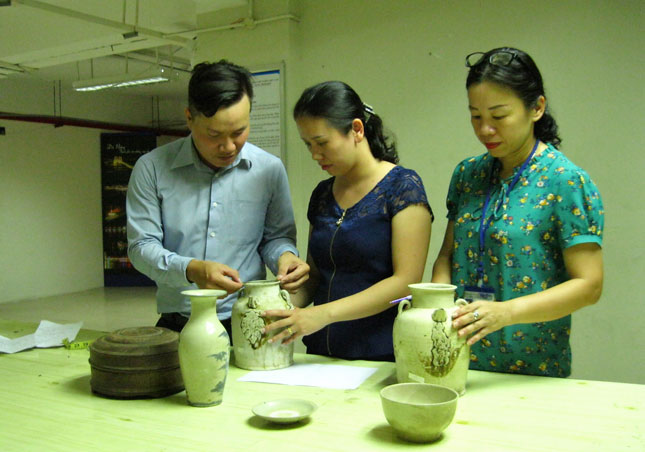 Cán bộ Bảo tàng Đà Nẵng tiến hành lập hồ sơ các hiện vật do các nhà sưu tập hiến tặng tại buổi giới thiệu các bộ sưu tập cổ vật người Đà Nẵng hôm cuối tháng 4 vừa qua. Ảnh: V.P.Q