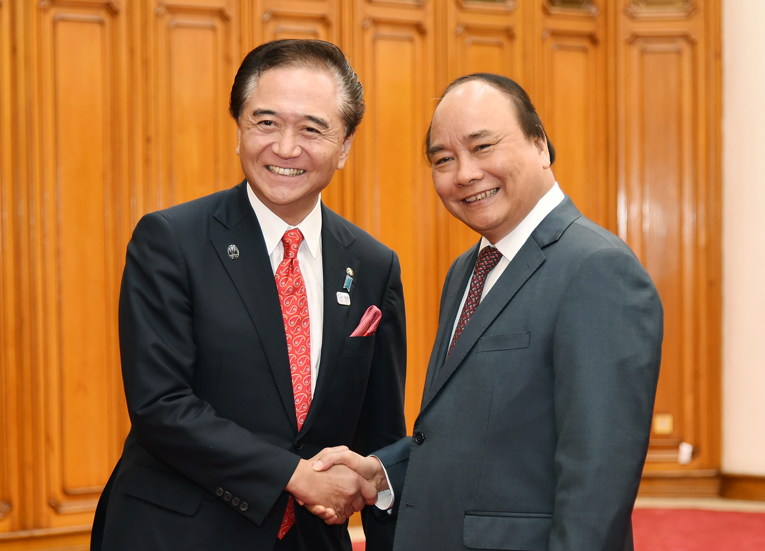 Thủ tướng Nguyễn Xuân Phúc tiếp Thống đốc tỉnh Kanagawa, ông Kuroiwa Yuji. Ảnh: VGP/Quang Hiếu