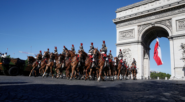 Lực lượng Vệ binh Cộng hòa Pháp cưỡi ngựa đi qua Khải Hoàn Môn trong lễ duyệt binh. (Ảnh: Reuters)