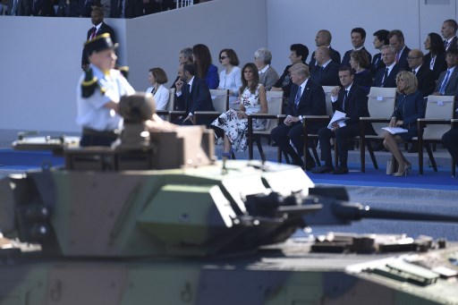 Một xe tăng đi qua lễ đài nơi Tổng thống Macron, Đệ nhất phu nhân Brigitter, Tổng thống Trump, Đệ nhất phu nhân Melania, Thủ tướng Pháp Edouard Philippe và Bộ trưởng Quốc phòng Pháp Florence Parly ngồi. (Ảnh: AFP)