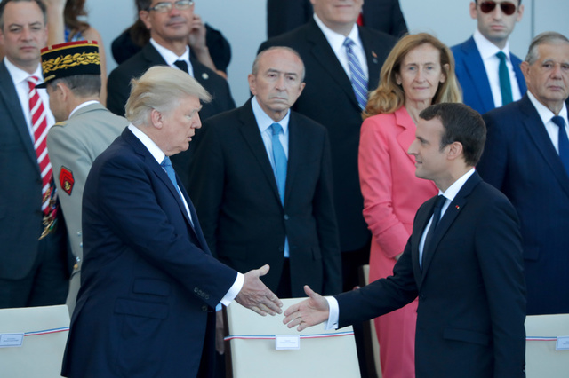 Tổng thống Pháp Emmanuel Macron bắt tay Tổng thống Mỹ Donald Trump tại lễ duyệt binh (Ảnh: Reuters)