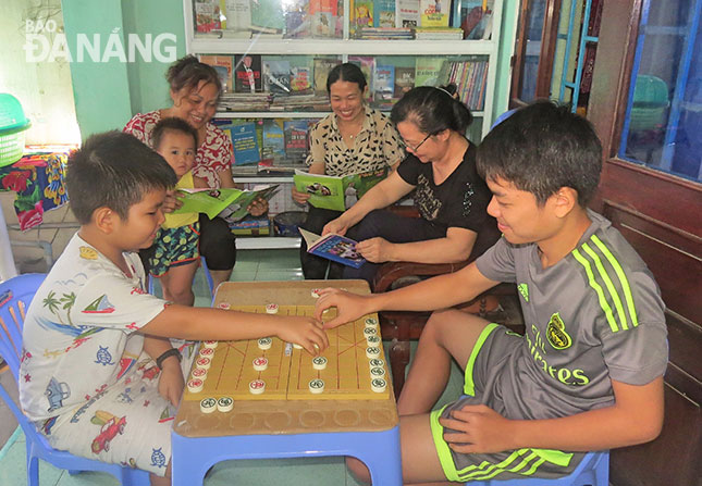 Tủ sách cộng đồng tại nhà chị Mai trở thành “thư viện” thu nhỏ, nhen nhóm phong trào đọc sách tại địa phương.