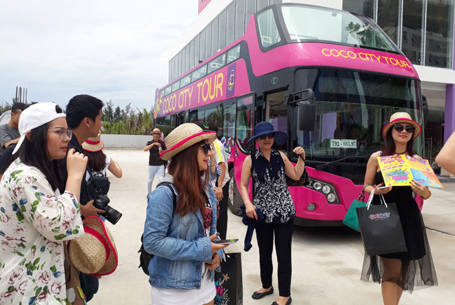 Ngày đầu tiên đi vào hoạt động, chuyến xe buýt đã thu hút đông đảo du khách tham gia