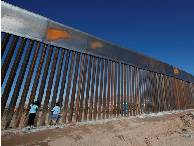 Một bức tường sắt ngăn biên giới Mỹ-Mexico. (Nguồn: Reuters)