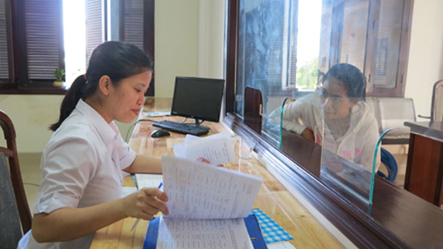 Cán bộ Tổ hành chính tư pháp một cửa của TAND thành phố Đà Nẵng đang tiếp nhận hồ sơ của công dân.