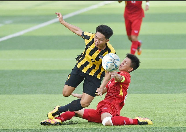 Xuất sắc đánh bại U15 Malaysia (áo sọc  vàng - đen), đội tuyển U15 Việt Nam (áo đỏ) chắc chắn giành quyền vào bán kết với ngôi nhất bảng B.Ảnh: AFFPRESS