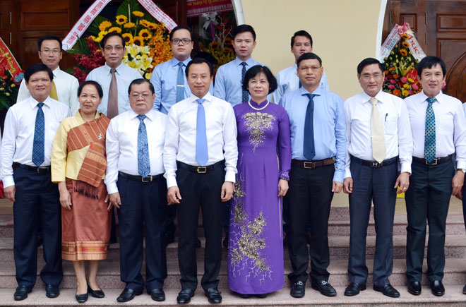 Bí thư Thành ủy Nguyễn Xuân Anh (hàng đầu, giữa) cùng Đoàn lãnh đạo thành phố Đà Nẵng chụp hình với cơ quan Tổng Lãnh sự Lào tại Đà Nẵng 