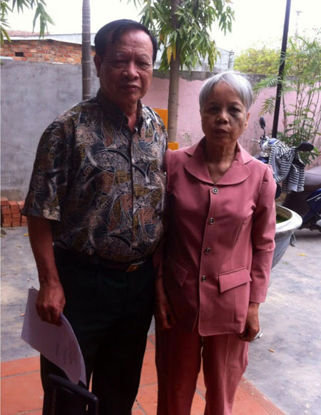 Bà Đặng Thị Lan cùng ông Nguyễn Ngọc Khải - người chính trị viên Huyện đội (quê Ninh Bình) năm xưa trong cuộc tìm về đồng đội tại Hòa Vang năm 2016.