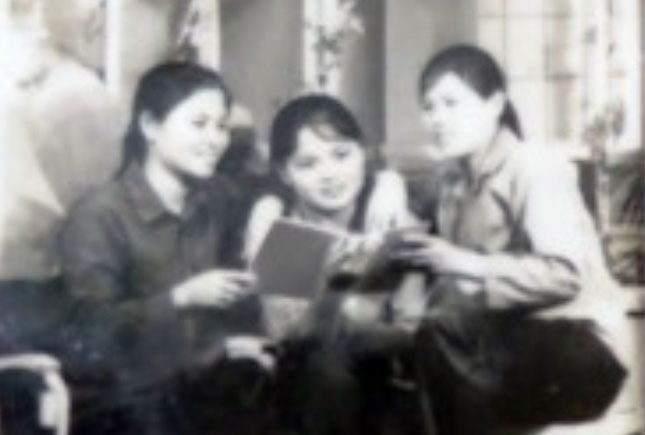 Bà Hồng (bìa phải) cùng các đồng đội trong đội thiếu niên vùng 4 xã Hòa Hải trong chiến tranh. (Ảnh: Thanh Tân chụp lại ảnh tư liệu nhân vật cung cấp)